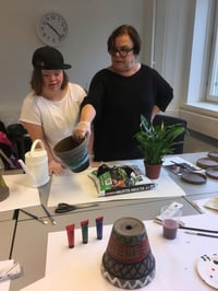 Opiskelijat harjoittelivat myös huonekasvien hoitoa