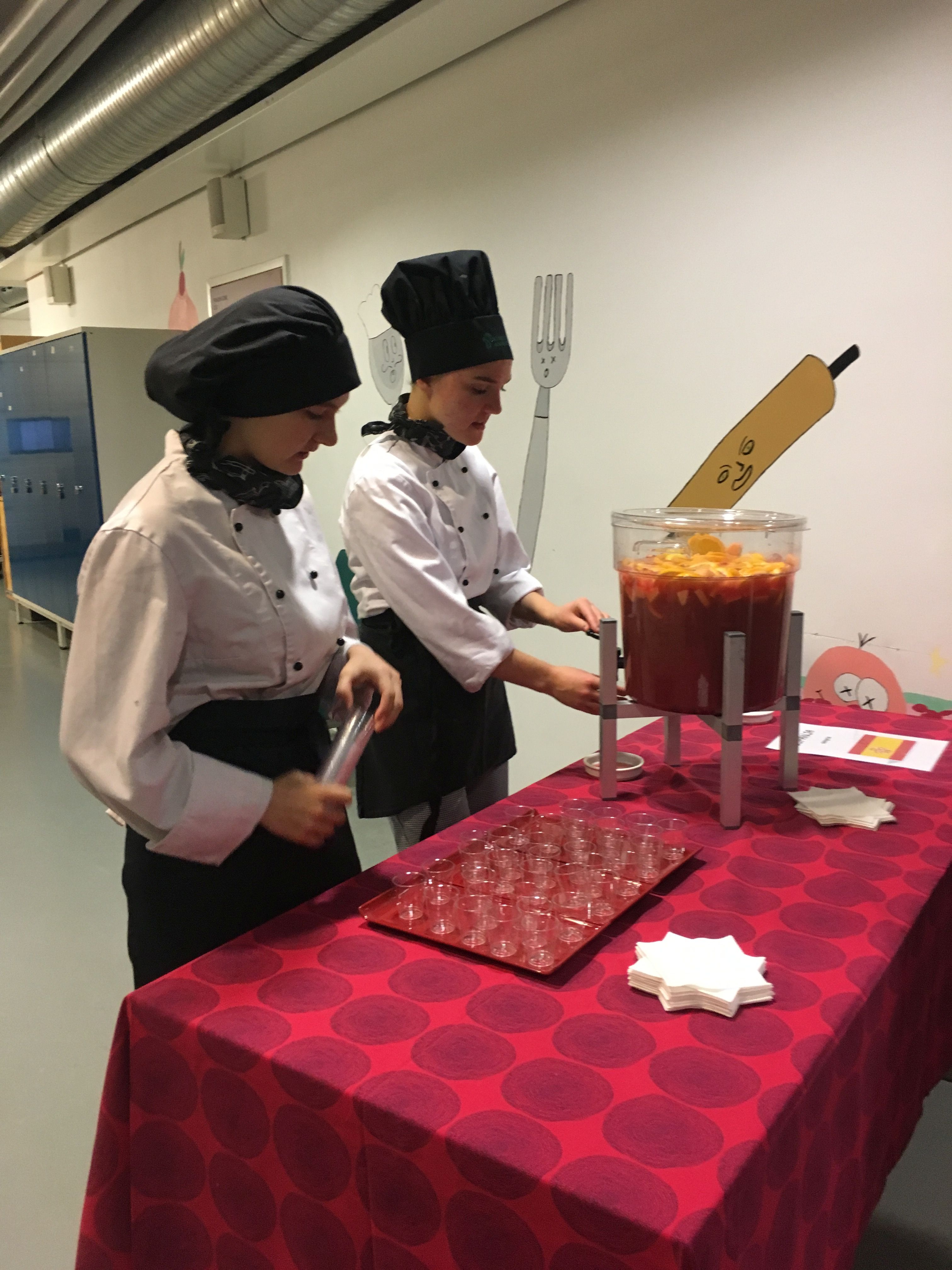 Kokki-opiskelijat tarjoilivat juomamaistiaisia
